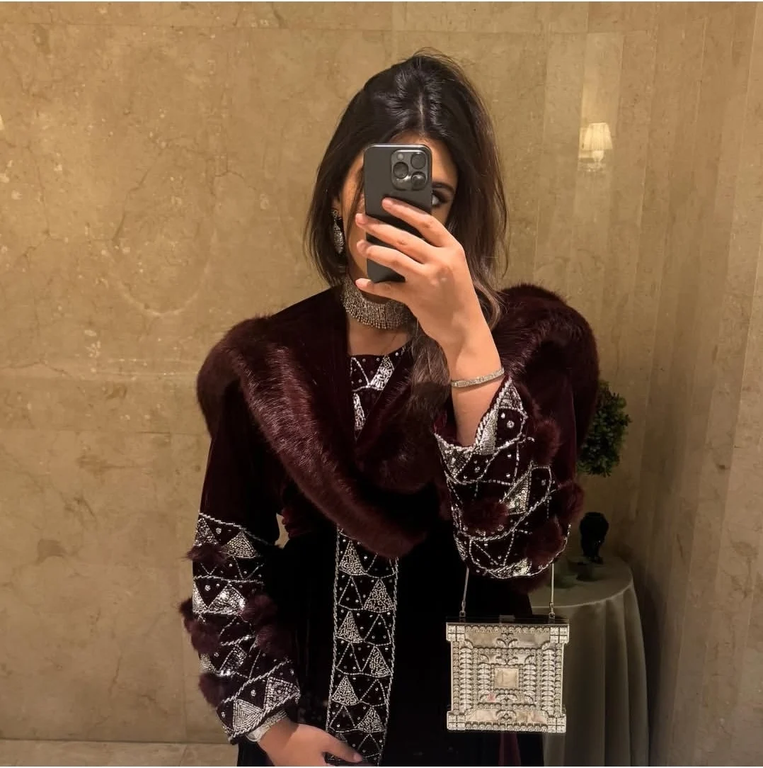 فاطمة الهاجري.. ابنة أحلام تخطف الأنظار بإطلالات ملكية وحقائب نادرة