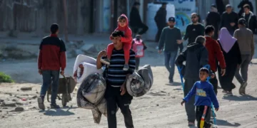 بين التهجير الصامت وانكسار الأفق.. هل تفقد غزة قدرتها على البقاء؟