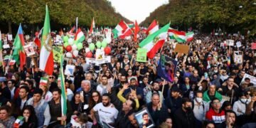 إيران تشتعل.. تهديدات بالرد على واشنطن واعتقالات مع اتساع الاحتجاجات
