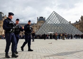 سرقة متحف اللوفر.. فيديو يكشف كواليس الواقعة