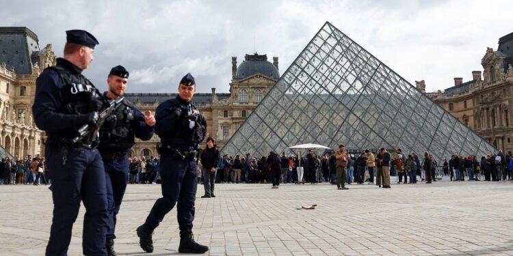 سرقة متحف اللوفر.. فيديو يكشف كواليس الواقعة