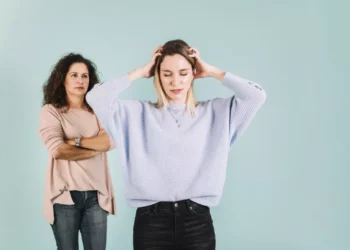 فن التعامل مع النقد.. كيف تحولين الملاحظات القاسية إلى درجات في سلم النجاح؟