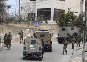 مداهمات وتخريب للمنازل.. الاحتلال يفتح النار على الضفة