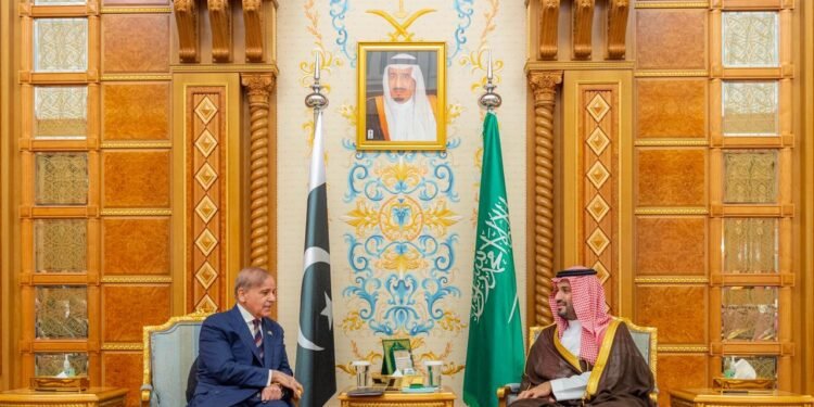 باكستان تتدخل.. حراك خليجي إقليمي لاحتواء التصعيد في اليمن