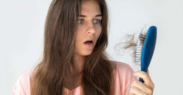 وداعاً للتساقط.. 5 كنوز طبيعية تُعيد الحياة لشعرك 