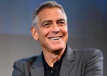 جورج كلوني فرنسياً.. "امتياز" النجوم يشعل غضب الباريسيين