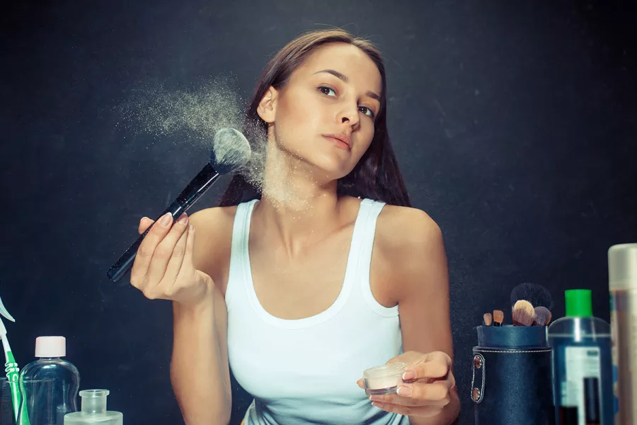 منع تكتل المكياج..أسرار لبشرة مخملية خالية من العيوب