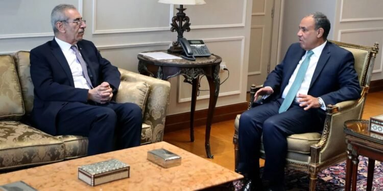 هل تمهد القاهرة لعودة السلطة الفلسطينية ونشر قوة دولية في غزة ؟