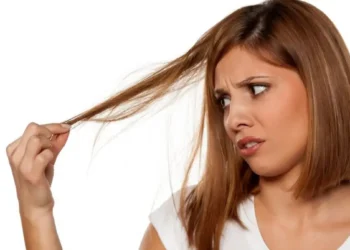 خطوات سحرية لعلاج الشعر الجاف والمتقصف