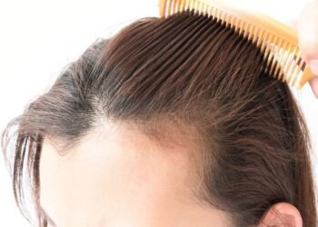 علاج تساقط الشعر.. كيفية استعادة كثافة شعرك بسهولة