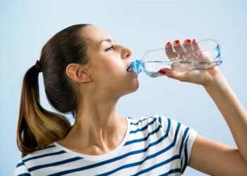 فوائد شرب الماء على الريق.. المحرك السحري لجسدك