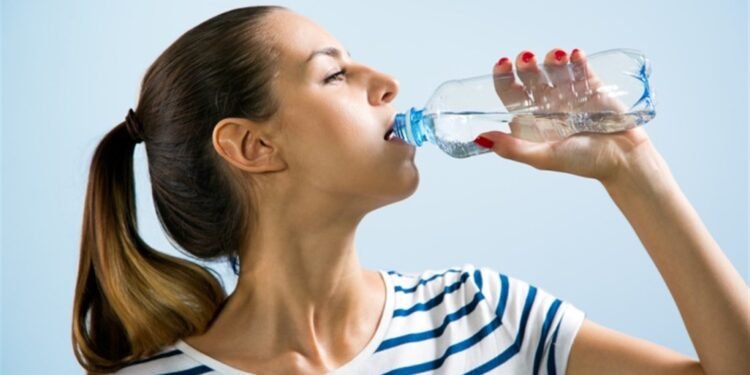 فوائد شرب الماء على الريق.. المحرك السحري لجسدك