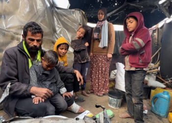 البرد يفتك بالأطفال.. شهادات موجعة من قلب الخيام في غزة