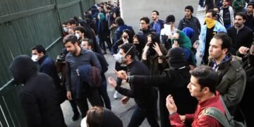 احتجاجات تتصاعد وعنف متبادل.. هل تنجح إيران في احتواء الغضب الشعبي؟
