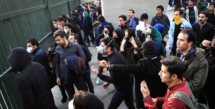 احتجاجات تتصاعد وعنف متبادل.. هل تنجح إيران في احتواء الغضب الشعبي؟