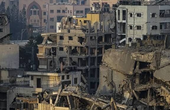 مباني الحرب تحصد الأرواح.. قتيلان و5 مصابين بانهيار عمارة في غزة