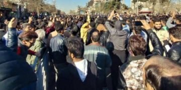 احتجاجات إيران على حافة الانقسام.. الشارع يضغط والسلطة تتباين