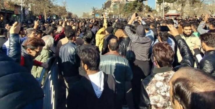 احتجاجات إيران على حافة الانقسام.. الشارع يضغط والسلطة تتباين