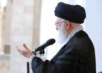 خامنئي يتهم واشنطن بإشعال الفتنة وترمب يدعو لقيادة جديدة