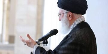 خامنئي يتهم واشنطن بإشعال الفتنة وترمب يدعو لقيادة جديدة