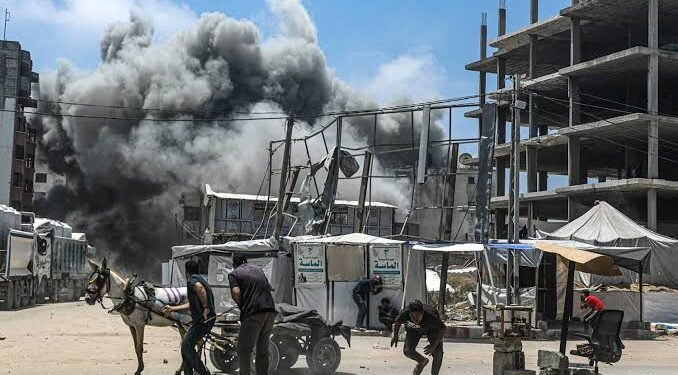 غزة تحت النار مجدداً.. قتلى ودمار واسع وسقوط شهيد في الخليل