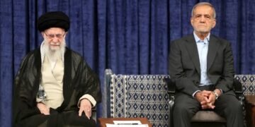 إيران على صفيح ساخن.. تحذير رئاسي من المساس بالمرشد