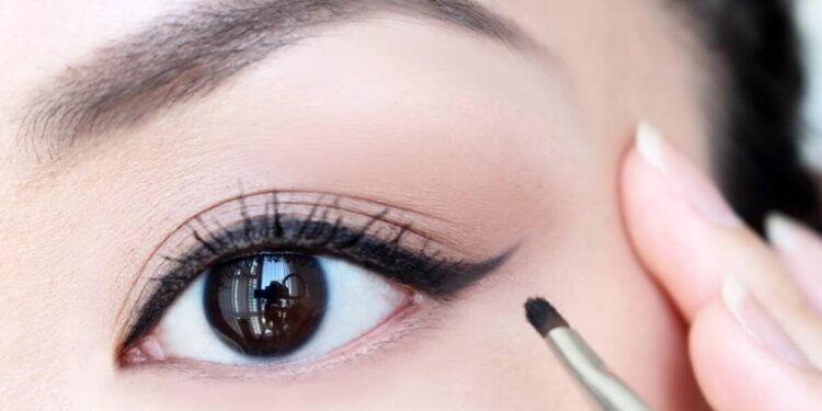 مكياج 2026.. الألوان الجريئة والرموش "الدرامية" تعود للواجهة