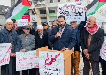 احتجاجات أمام بنوك غزة.. مواطنون يروون معاناتهم اليومية