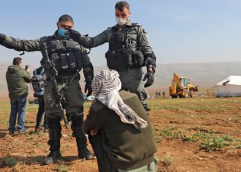 «بيوتنا تُهدم بصمت».. شهادات من تهجير قسري شرق الضفة