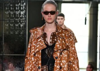 أزياء 2026.. نقشة الغزال تكتسح موضة الشتاء