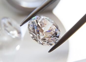 الألماس المصنع أم الطبيعي.. هل تشترين اللمعان أم الندرة؟