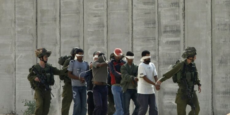 الأسرى دروع بشرية.. الاحتلال يمارس التطهير الاجتماعي في الضفة