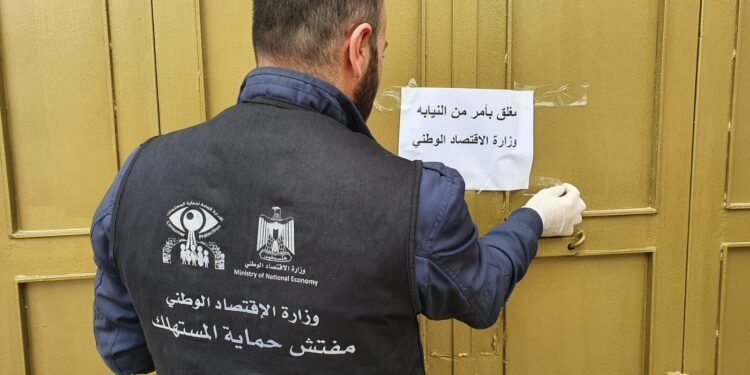 انتشار البضائع الفاسدة في الأسواق الفلسطينية.. كيف تواجه الأزمة؟