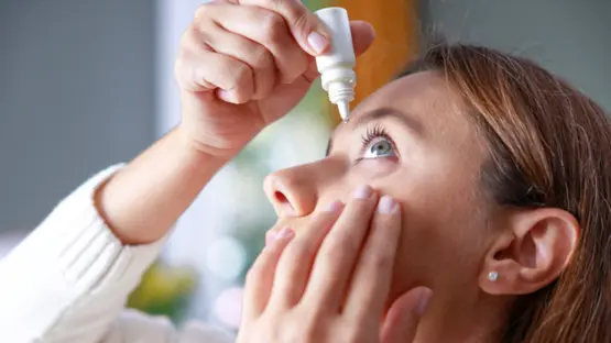 وداعاً لنظارات القراءة.. قطرات تنهي معاناة الملايين 