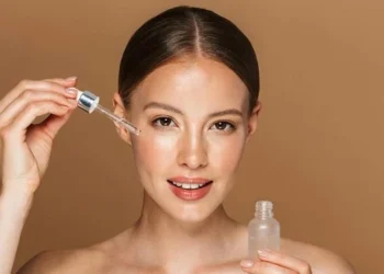 سيروم من قلب الطبيعة.. ودعي مراكز التجميل للأبد