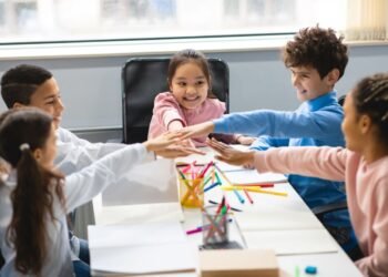 كيف نعلم الأطفال تحمل المسؤولية؟.. خطوات بسيطة لكل أم