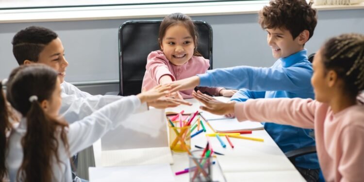 كيف نعلم الأطفال تحمل المسؤولية؟.. خطوات بسيطة لكل أم