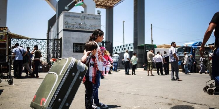 فتح معبر رفح.. قراءة في الفجوة بين الإعلان السياسي والواقع الميداني