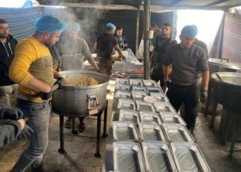 من رفح إلى المواصي.. رحلة البحث عن اللقمة