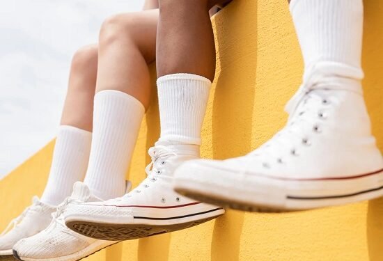 موضة 2026.. طرق تنسيق الجوارب الطويلة