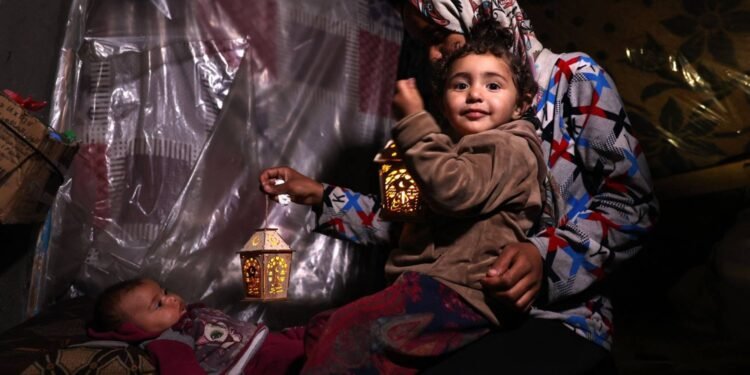 النازحون في رمضان.. إفطار وسحور في خيام تُشبه القبور