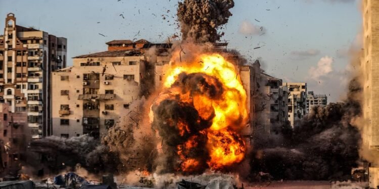 إسرائيل تشن هجوماً انتقامياً على غزة.. أين وقف إطلاق النار؟