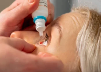 وداعاً لنظارات القراءة.. قطرات تنهي معاناة الملايين