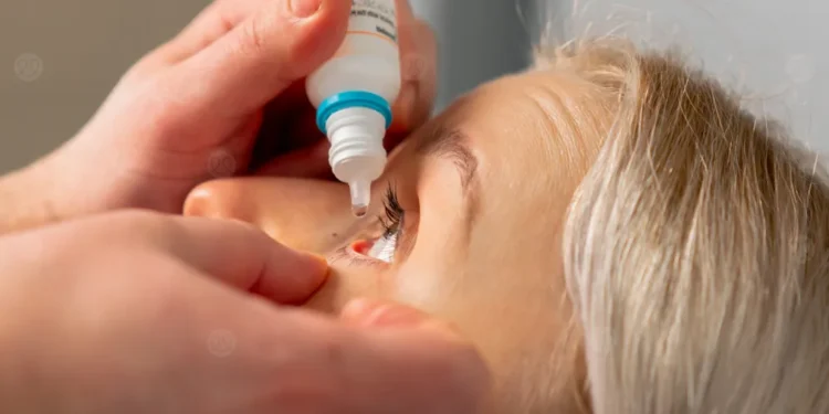 وداعاً لنظارات القراءة.. قطرات تنهي معاناة الملايين