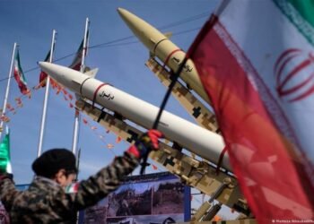 الحرس الثوري الإيراني يقصف قواعد أمريكية.. وانفجارات تهز الرياض