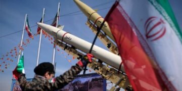 الحرس الثوري الإيراني يقصف قواعد أمريكية.. وانفجارات تهز الرياض