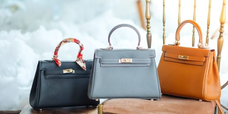 حقائب اليد الصغيرة.. الميني باج تتربع على عرش موضة 2026