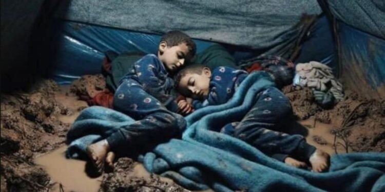 معاناة مضاعفة للنازحين تحت الأمطار.. روايات من قلب الخيام