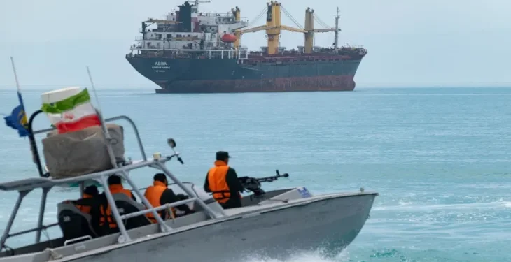 لماذا أجرت إيران مناورة «السيطرة الذكية» في مضيق هرمز الآن؟