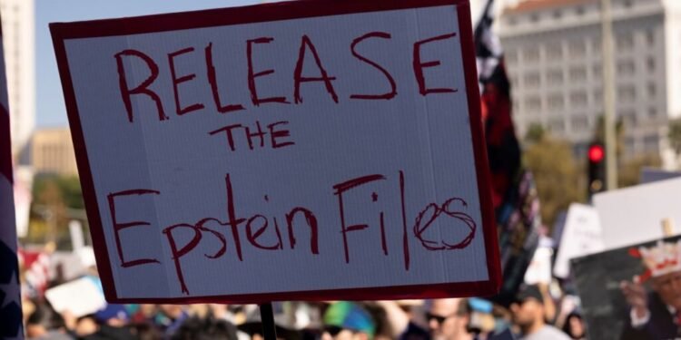 هل تكشف وثائق إبستين شبكة نفوذ خفية تربط أقوى رجال العالم؟